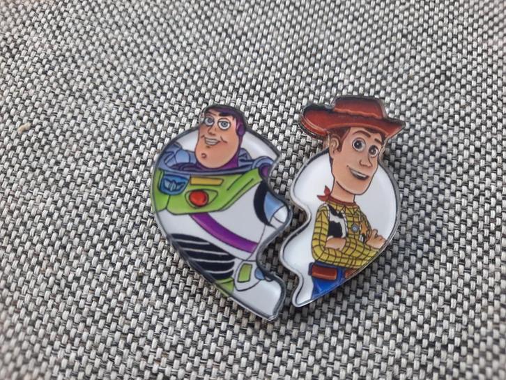 2 acryl pins in een hart vorm van Toy Story te koop, Verzamelen, Speldjes, Pins en Buttons, Nieuw, Speldje of Pin, Overige onderwerpen