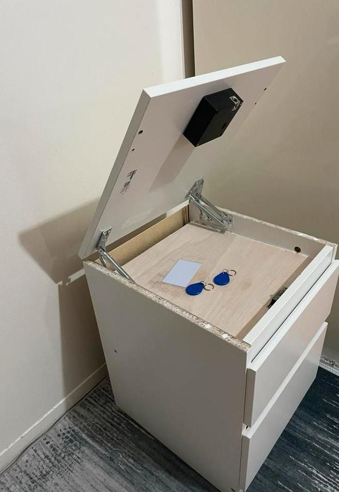 Nachtkastje met Verborgen Compartiment, Huis en Inrichting, Slaapkamer | Nachtkastjes, Zo goed als nieuw, Minder dan 55 cm, Minder dan 45 cm