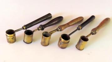 Koopje! Uit inboedel: 5 antieke kruitmaatjes, incl verzenden beschikbaar voor biedingen