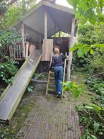 houten speelhuis met glijbaan, schommelbankje en meubeltjes, Gebruikt, Hout, Ophalen