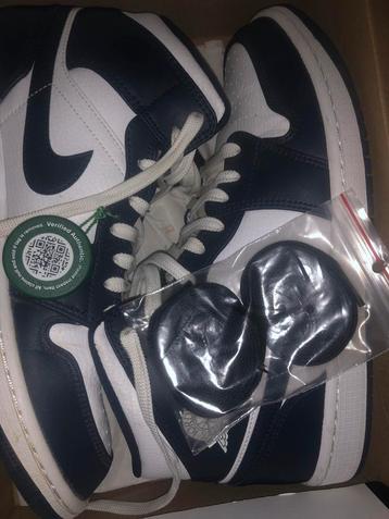 (42)Jordan 1 Mid White Metallic Gold Obsidian  beschikbaar voor biedingen