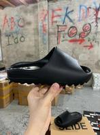 Yeezy Slides Onyx | Maat 41, Kleding | Heren, Schoenen, Ophalen of Verzenden, Nieuw