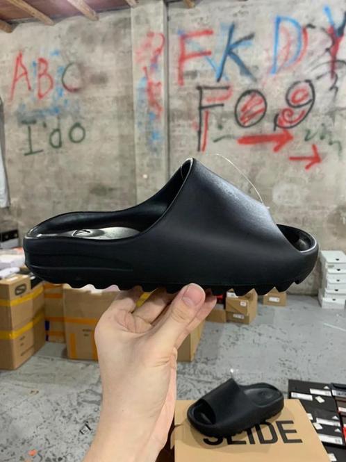 Yeezy Slides Onyx | Maat 41, Kleding | Heren, Schoenen, Nieuw, Ophalen of Verzenden