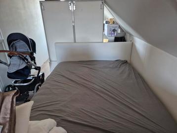 Mooi wit bed. Zonder matras
