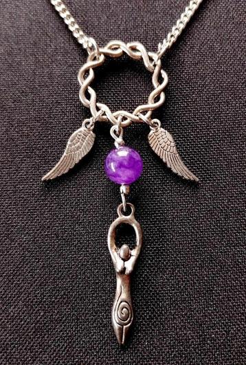 hanger maangodin angel wings amethist beschikbaar voor biedingen