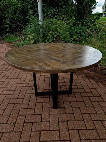 Visgraat tafel Ø119,7 x 76cm - gerestaureerd beschikbaar voor biedingen