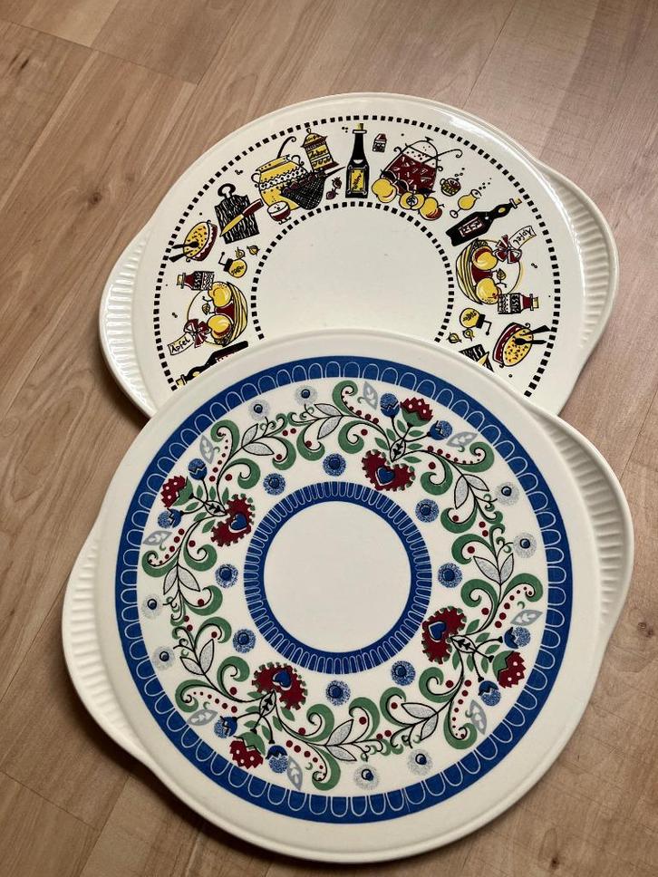 2 oude schotels vlaai/ kaasplankje, Verzamelen, Porselein, Kristal en Bestek, Gebruikt, Kop en/of schotel, Porselein, Ophalen of Verzenden