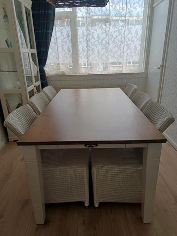 Eettafel met lloyd loom stoelen. beschikbaar voor biedingen
