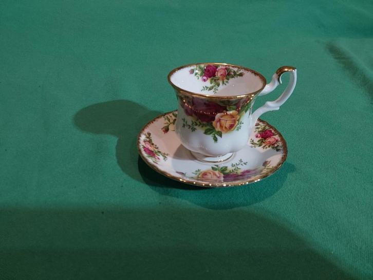 Royal Albert Old Country Roses Kop en Schotel, Antiek en Kunst, Antiek | Servies compleet, Ophalen of Verzenden