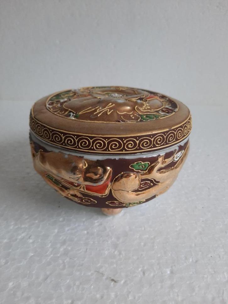 GOUDKLEURIG CHINEES SCHAALTJE MET DEKSEL – DOORSNEDE 11 CM, Antiek en Kunst, Antiek | Schalen, Ophalen of Verzenden