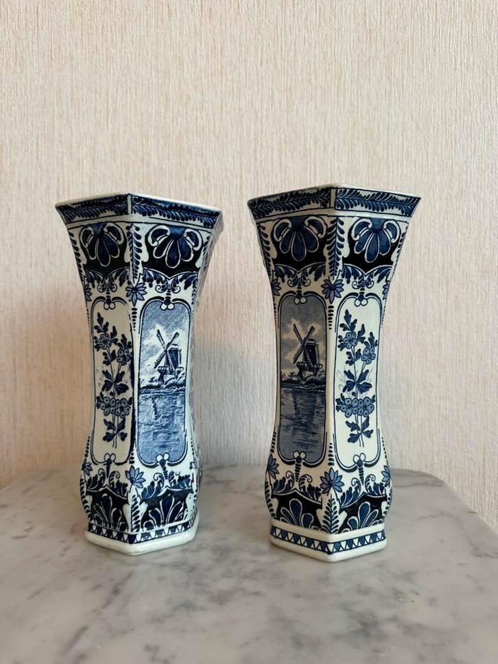 Twee vintage delfsblauwe vazen Boch molen, Antiek en Kunst, Antiek | Vazen, Ophalen of Verzenden