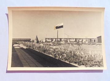 Oude fotokaart werkkamp SCHOKLAND Houten barakken en vlag. beschikbaar voor biedingen