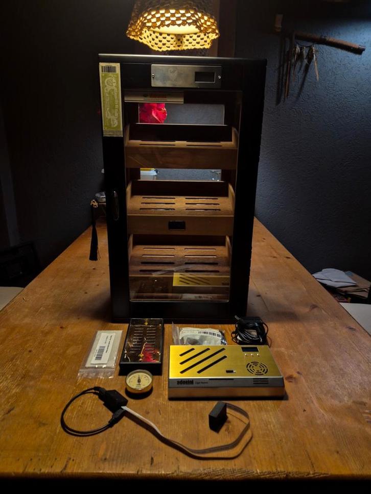 Complete humidor Set – GERMANUS ’22 + Adorini Cigar Heaven, Verzamelen, Rookartikelen, Aanstekers en Luciferdoosjes, Zo goed als nieuw