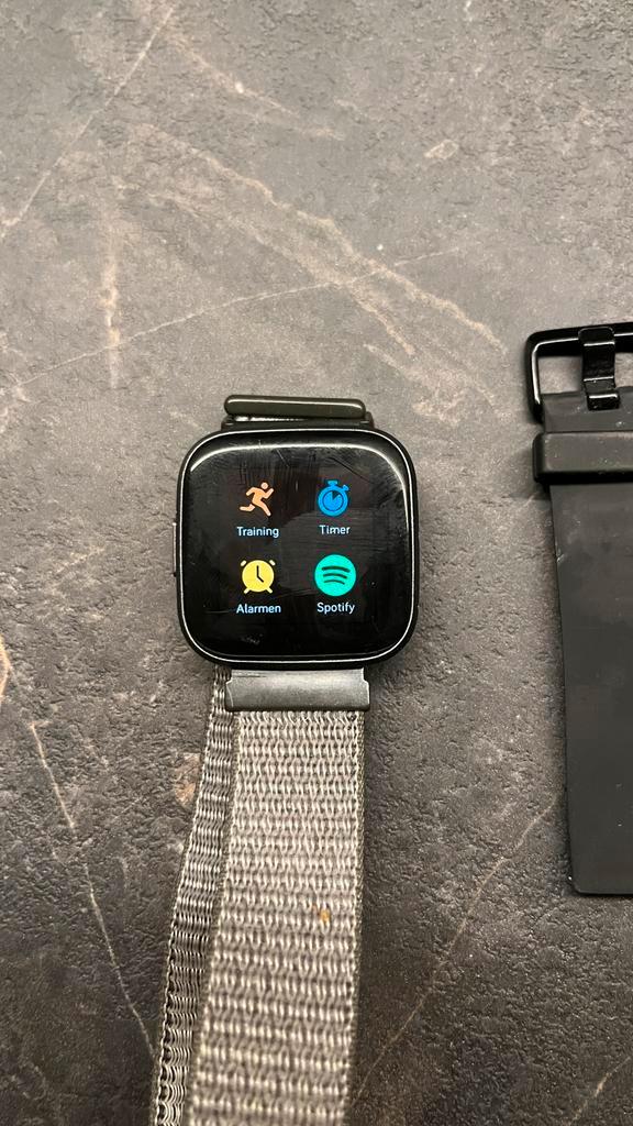 Fitbit versa 2 met extra bandje en schreenprotecor, Sieraden, Tassen en Uiterlijk, Smartwatches, Gebruikt, Android, Zwart, Afstand