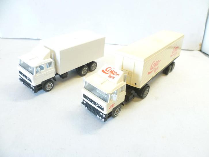 2x Daf Turbo Vrachtauto F2800 1 met Coca Cola reclame 1:60., Hobby en Vrije tijd, Modelauto's | Overige schalen, Gebruikt, Bus of Vrachtwagen