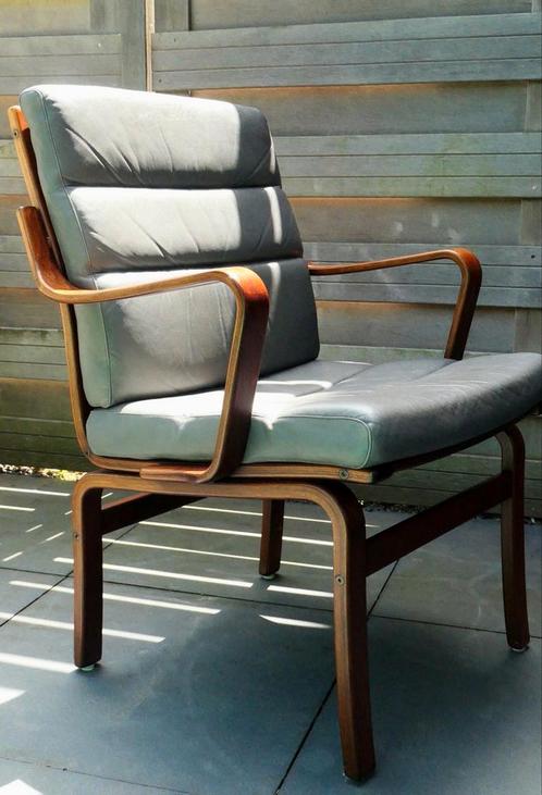 Vintage leren stoel- Zweeds, mid century, 70s, tijdloos, Huis en Inrichting, Stoelen, Gebruikt, Eén, Hout, Leer, Grijs, Ophalen