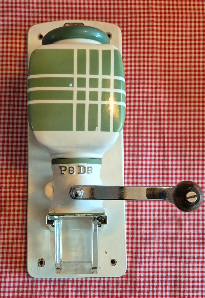 Een prachtige vintage pede koffiemolen voor wandmontage, Antiek en Kunst, Antiek | Keukenbenodigdheden, Ophalen of Verzenden