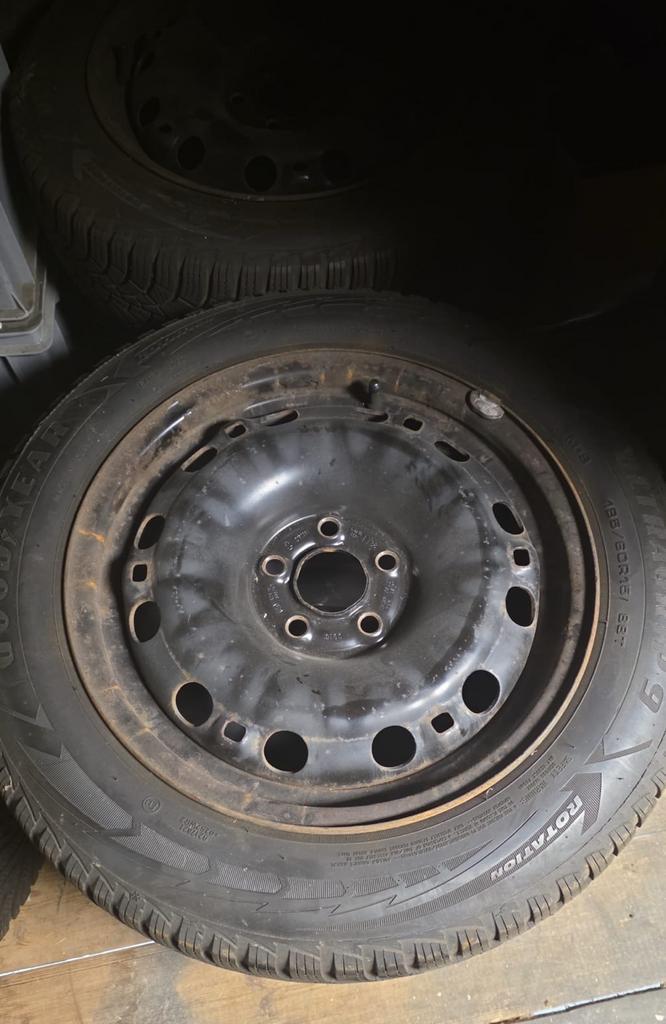 VW Polo Winterbanden op stalen velg + wieldoppen, Auto-onderdelen, Banden en Velgen, Banden en Velgen, Winterbanden, 15 inch, 185 mm