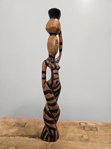 LEUK HOUTEN BEELD beschikbaar voor biedingen