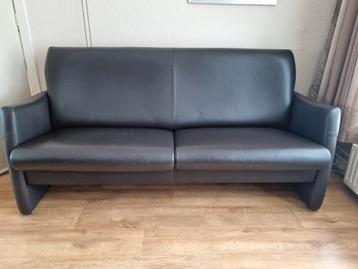 KOOPJE! Zeer nette donkerbruine 2,5 bank. Leer. MOET WEG!!!! beschikbaar voor biedingen