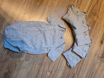 Rompers (maat 62/68) sokken, mutsjes en slofjes (maat 3-6M) beschikbaar voor biedingen