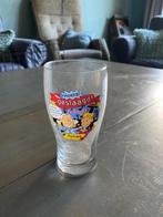 a11 – glas HOERA GESLAAGD, Hobby en Vrije tijd, Feestartikelen, Ophalen of Verzenden, Gebruikt, Versiering, Verjaardag