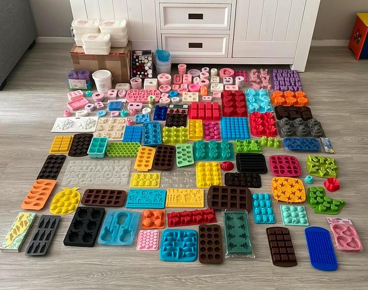 Wegens stoppen hobby zeepjes maken materiaal mallen gietzeep, Boeken, Hobby en Vrije tijd, Zo goed als nieuw, Overige onderwerpen