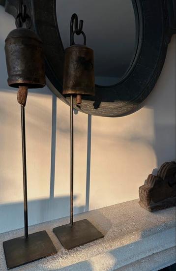 Oude bel aan statief sober sleets India oosters beschikbaar voor biedingen