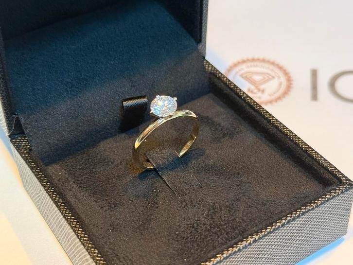 Gouden (trouw) ring met diamant 1.05ct! nieuw & certificaat!, Sieraden, Tassen en Uiterlijk, Ringen, Nieuw, Dame, 17 tot 18, Goud