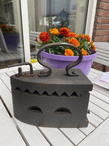 Antiek strijkijzer, 19e eeuw, hoog model, 10kg. beschikbaar voor biedingen