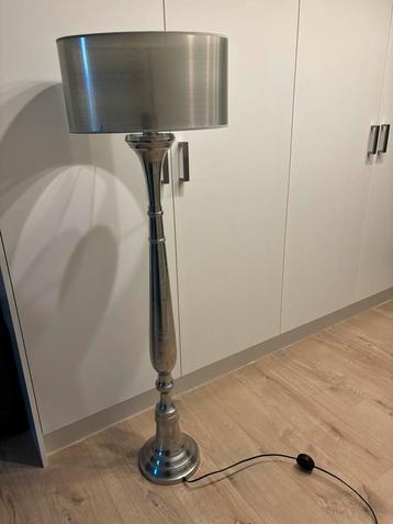 Luxe Zilveren Staande Lamp met Kap - 150cm beschikbaar voor biedingen