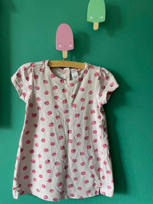 Jurkje met aardbeien (80/86), Kinderen en Baby's, Babykleding | Maat 80, Zo goed als nieuw, Meisje, Jurkje of Rokje, Ophalen of Verzenden