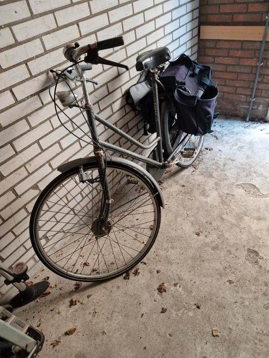 Oude fiets inclusief pomp fietstas en kettingslot, Fietsen en Brommers, Fietsen | Oldtimers, Ophalen