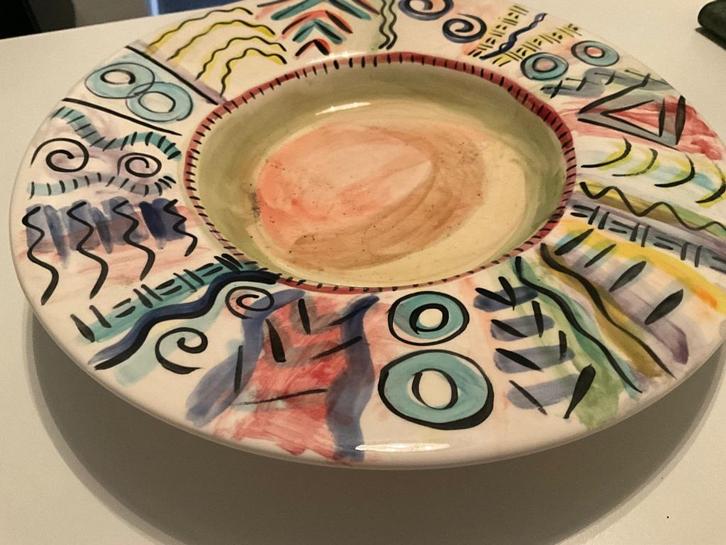 Kleurrijke schaal/bord, Huis en Inrichting, Woonaccessoires | Schalen en Manden, Zo goed als nieuw, Schaal, Rond, Porselein of Keramiek