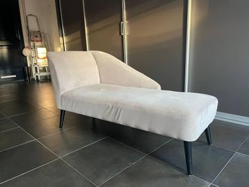 Leuke chique chaise longue, sofa, relaxen beschikbaar voor biedingen