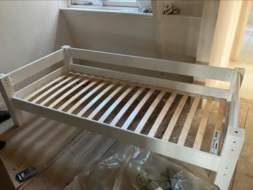 Hoogslaper met plank (bureau) met ikea lattenbodem beschikbaar voor biedingen