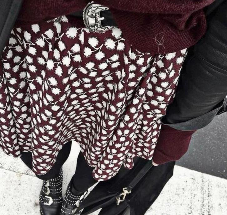 Maison scotch rokje Bordeaux rood met bloemetjes print, Kleding | Dames, Rokken, Zo goed als nieuw, Maat 38/40 (M), Rood, Boven de knie