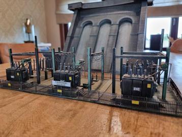 mooie verweerde stuwdam met hoogspanningsstation beschikbaar voor biedingen