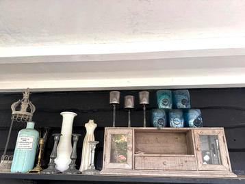 In 1 koop plank met kastje en brocante items OPHALEN CHCS beschikbaar voor biedingen