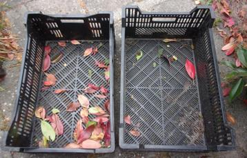 2 zwarte plantenkisten stapelbaar beschikbaar voor biedingen