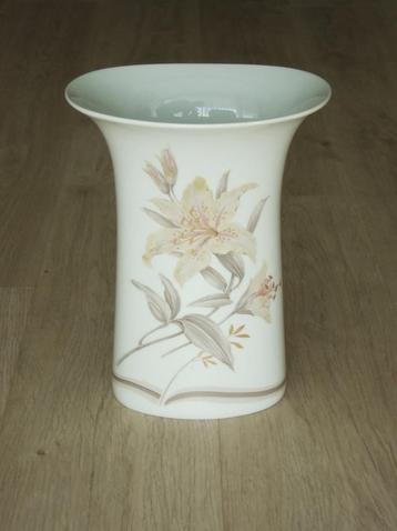 vaas mooie vintage ovale beschilderde porseleinen Kaiser W G beschikbaar voor biedingen