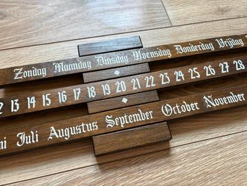 Decoratief houten kalender beschikbaar voor biedingen