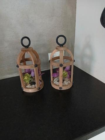 Windlicht met kunstbloemen  beschikbaar voor biedingen