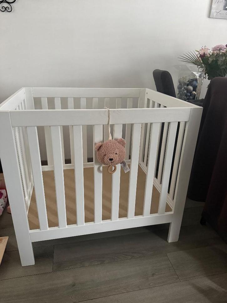 Goed uitziende baby box met matras, Kinderen en Baby's, Boxen, Gebruikt, Vierkant, In hoogte verstelbaar, Boxkleed, Ophalen