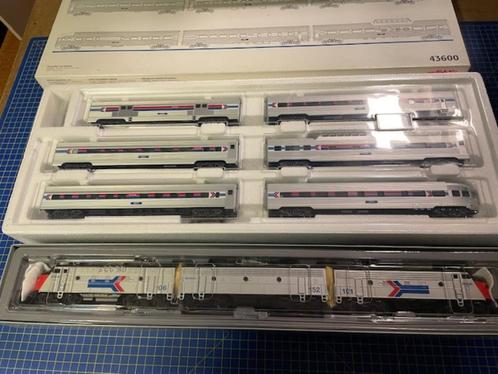 Märklin 37621+ 43600 USA Express-LOC "Amtrak" 6 Wagen zilver, Hobby en Vrije tijd, Modeltreinen | H0, Nieuw, Treinset, Wisselstroom