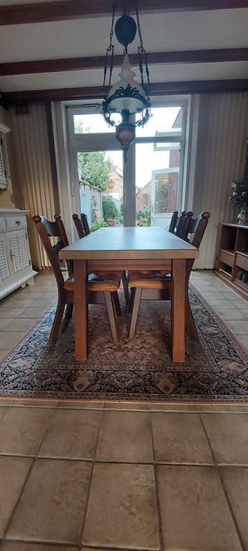 Houten Eettafel met Stoelen beschikbaar voor biedingen