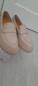 nieuwe beige instappers loafers met studs mt 38, Ophalen of Verzenden, Nieuw, Beige, Instappers