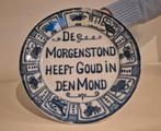 Wandbord Delfts blauw de morgenstond heeft goud in den mond, Antiek en Kunst, Antiek | Wandborden en Tegels, Ophalen