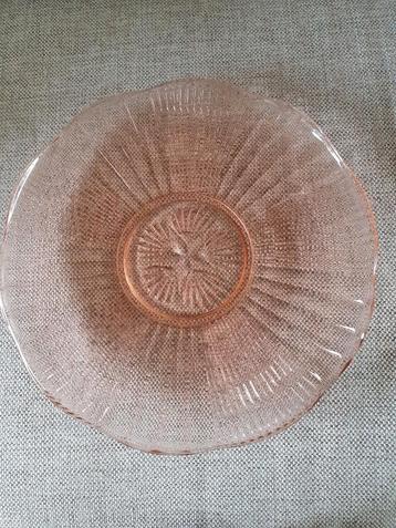 Mooie roze schaal van pers glas/ persglas beschikbaar voor biedingen