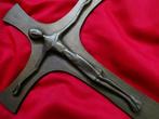 Gestileerd bronzen kruisbeeld met corpus Jezus Christus, Antiek en Kunst, Antiek | Religie, Ophalen of Verzenden